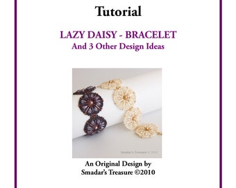Puede incluir: Dos pulseras de cuentas, una en tonos morados y marrones, la otra en crema y blanco, con un diseño de margarita. Las pulseras están sobre una superficie blanca. El texto "LAZY DAISY - BRACELET And 3 Other Design Ideas" está por encima de las pulseras. El texto "An Original Design by Smadar's Treasure ©2010" está debajo de las pulseras.