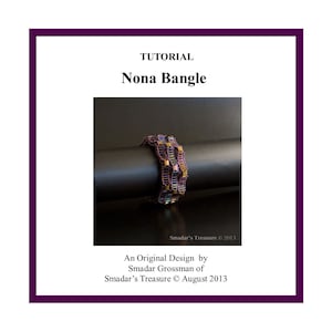 Op de afbeelding: Een tutorial voor het maken van een kralen armband genaamd "Nona Bangle". De armband is gemaakt met paarse, gouden en iriserende kralen. De tutorial is van Smadar Grossman van Smadar's Treasure.