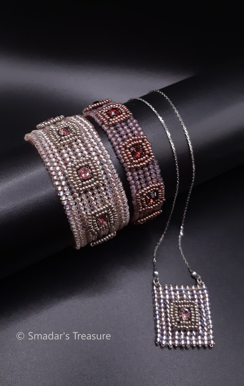 Pu&ograve; includere: Tre braccialetti di perline e una collana con un ciondolo quadrato. I braccialetti e il ciondolo sono realizzati con piccole perline iridescenti e presentano accenti quadrati con cristalli rossi al centro. La collana &egrave; una catena d'argento.