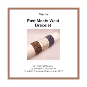 Könnte beinhalten: Drei Perlenarmbänder in verschiedenen Farben, darunter Lila, Weiß und Braun, werden auf einer weißen Oberfläche präsentiert. Die Armbänder sind aus kleinen Perlen gefertigt und haben ein gewebtes Muster. Das Bild enthält den Text "East Meets West Bracelet" und "An Original Design by Smadar Grossman of Smadar's Treasure © November 2022".