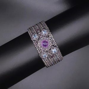Bracciale con perline nei colori tenui dell'argento AB, cristalli scintillanti in Vitrail Light e azzurro chiaro ed elegante chiusura a scatola in rodio S426