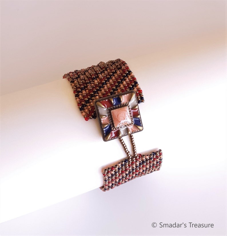 Beaded Bracelet with Colorful Enamel Button Clasp in Peach, Bronze, Ink Blue and Red. Wide Diagonal Multicolor Beadwoven Cuff Bracelet S-498 imagem 3