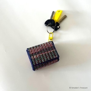 Mini marsupio rigido ricamato colorato, custodia multifunzionale per auricolari con gancio. Portamonete multicolore