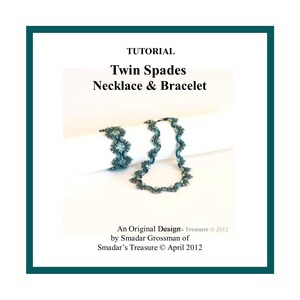 Può includere: Un tutorial per realizzare una collana e un braccialetto con un design di perline chiamato "Twin Spades". Il design presenta un motivo ripetitivo di perline blu e verdi.