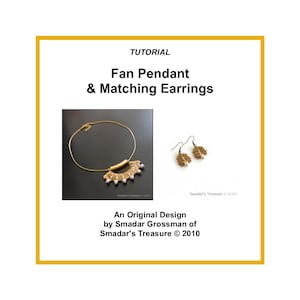 Op de afbeelding: Een gouden, waaiervormige hangerketting en bijpassende oorbellen. De ketting heeft een houten accent en witte parels. De oorbellen zijn eenvoudig en elegant.