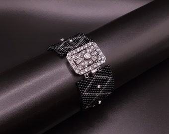 Bracelet noir avec des formes de diamant géométriques en cristal et des cristaux Swarovski Art Déco Platinum Box Fermoir. Bracelet perlé avec cristaux S-473