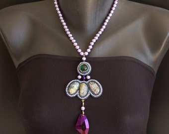 Collier de perles violettes de lavande avec pendentif de coquilles brodées, cabochon vert émeraude et grande goutte violette métallique à facettes OOAK S-278