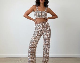 Completo composto da reggiseno a bralette all'uncinetto Grandma Square e pantaloni a gamba larga, stile boho festival beachwear