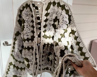 Cardigan all'uncinetto fatto a mano con motivo quadrato della nonna, giacca boho neutra