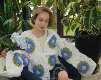 Cardigan all'uncinetto con margherite fatto a mano, giacca quadrata da nonna spessa per donna, stile boho accogliente