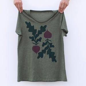 Camiseta gráfica de remolacha roja para mujer, serigrafiada, estilo otoñal, regalo para ella en verde musgo.