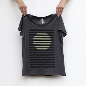 Camisa minimalista de sol naciente Camiseta gráfica inspirada en la Bauhaus moderna, regalo de ropa hecho a mano, camiseta geométrica a rayas imagen 1