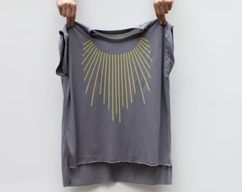 Minimalist Yoga T-shirt for Women, Sun Salutation Screen Print Shirt in Light Gray, Loose Fit Boxy Muscle Tee with Hi Low Hem, Yogi Gifts