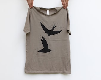 Retro Pair of Flying Blackbirds Chimney Swifts Silhouettes 100% Cotton Unisex Tee Light Brown, Made in the USA Mens Clothing Gift