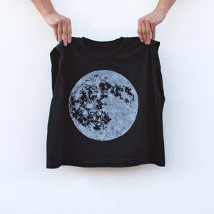 Full Moon Heavyweight Cotton Crop Muscle Tank, Minimalist Hand Screen-printed Women's Tops 画像 1