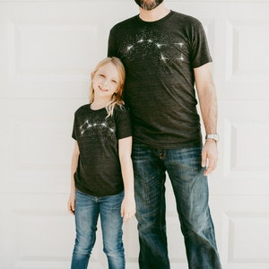 Big und Little Dipper Familien T-Shirts, Shirts für Papa, Herren Kleidung Geschenk, Passende Himmlische Shirts für Papa und Tochter, Passende Outfits für Vater und Sohn Bild 5