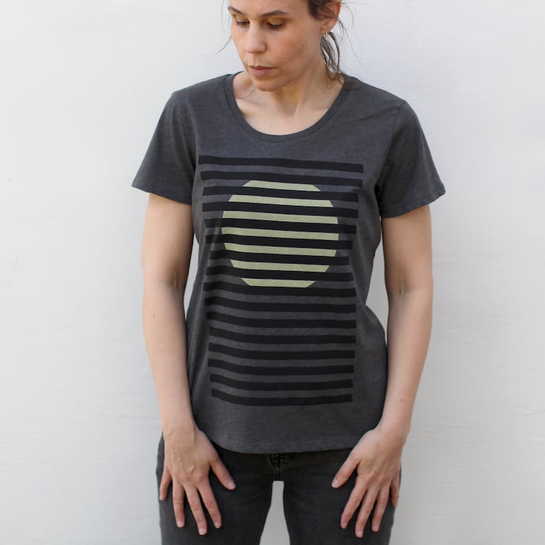 Camisa minimalista de sol naciente Camiseta gráfica inspirada en la Bauhaus moderna, regalo de ropa hecho a mano, camiseta geométrica a rayas imagen 2