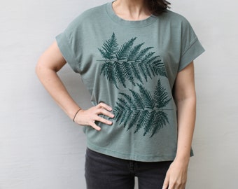 Loose Fit Forest Fern Leaf Boxy Top in Sage Green, Plant Parent Gift, Relaxed Fit Women's Jersey Knit Shirt, Minimalist Botanical Clothing