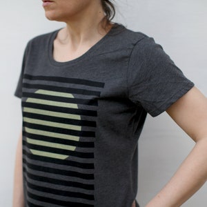 Camisa minimalista de sol naciente Camiseta gráfica inspirada en la Bauhaus moderna, regalo de ropa hecho a mano, camiseta geométrica a rayas imagen 4