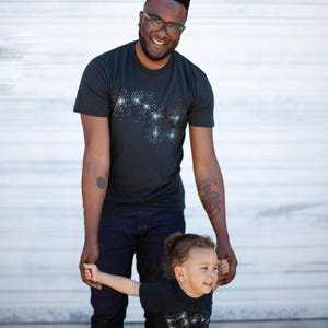 Big und Little Dipper Familien T-Shirts, Shirts für Papa, Herren Kleidung Geschenk, Passende Himmlische Shirts für Papa und Tochter, Passende Outfits für Vater und Sohn Bild 10