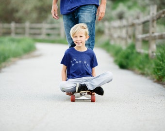 Chemise Constellation d'étoiles, grande ou petite Ourse pour enfant, vêtements non sexiste pour enfant, t-shirt graphique céleste bleu indigo, bébé tout-petit