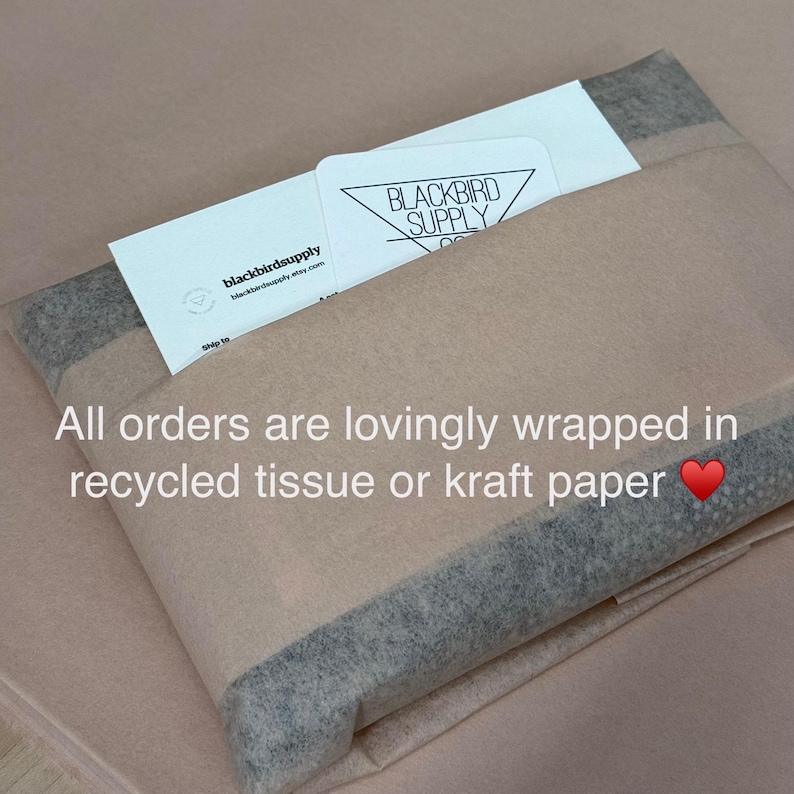 Puede incluir: Un paquete de papel marr&oacute;n con un patr&oacute;n de rayas blancas y negras. El paquete est&aacute; envuelto en papel de seda y tiene una peque&ntilde;a tarjeta blanca con el texto "Blackbird Supply Co.". El texto "All orders are lovingly wrapped in recycled tissue or kraft paper" est&aacute; impreso en el paquete.