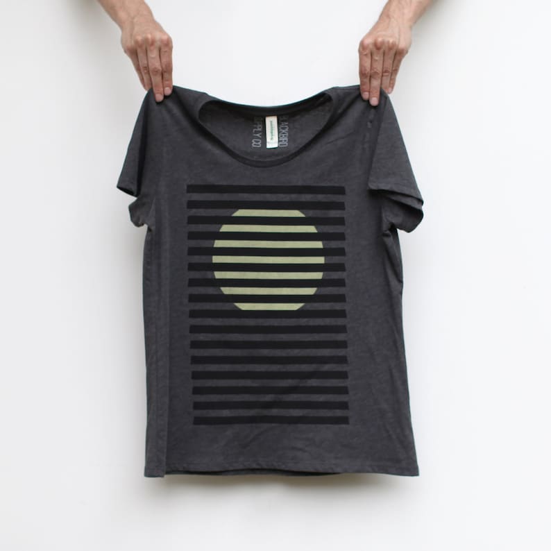 Camisa minimalista de sol naciente Camiseta gráfica inspirada en la Bauhaus moderna, regalo de ropa hecho a mano, camiseta geométrica a rayas imagen 1