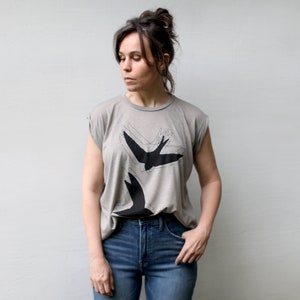 Women's Birding T-shirt Bird Lover Screen Print Shirt, Warm Beige Fall Clothing, Loose Fit Flowy Top, Boxy Muscle Tee with Hi-Low Hem image 6