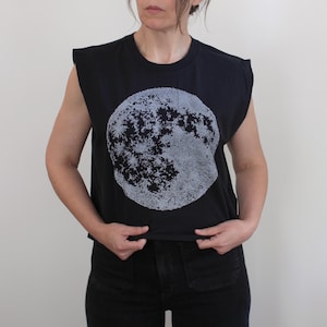 Full Moon Heavyweight Cotton Crop Muscle Tank, Minimalist Hand Screen-printed Women's Tops 画像 9