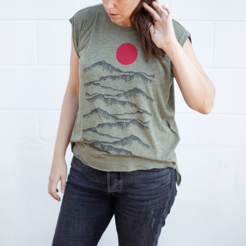 Loose Fit Flowy Womens Desert Shirt Sage Green, Womens Clothing Gift for Her, Mountain Print, Boxy Muscle Tee, Badlands Graphic Tee Bild 7