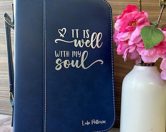 Funda bíblica personalizada "Todo está bien": cuero sintético grabado a láser, regalo cristiano
