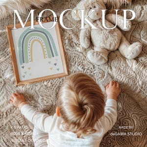 Kinderzimmer Rahmen Mockup mit Baby, Poster Mockup mit Kind, Vertikaler Rahmen im Kinderzimmer für Digitaldrucke, Wall Art Mockup, PSD Photoshop