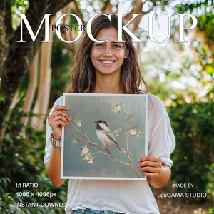 Maqueta de póster cuadrado, mujer sosteniendo un póster en un jardín, póster de papel con una persona para arte mural, maqueta de marco 1:1 para imprimir, niña con póster