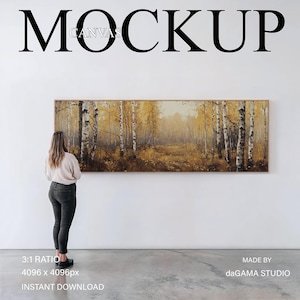 Panorama Leinwand Mockup mit Person, 3: 1 horizontale Floating Canvas an einer Galeriewand, gerahmte Holz Leinwand Mockup in einfachem Interieur, PSD