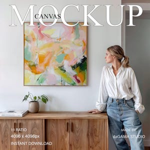 Quadratische Leinwand Mockup mit Frau, 1:1 gerahmte Leinwand an Wand für Kunstwerk, Canvas Floating Rahmen im minimalistischen Interieur, Float Canvas Mockup
