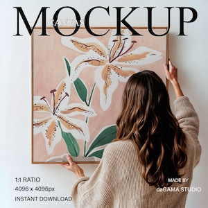 Canvas Mockup mit Person, Frau hält 1: 1 Floating Canvas für Gemälde, quadratische gerahmte Leinwand in einfachem minimalem Interieur, PSD Photoshop