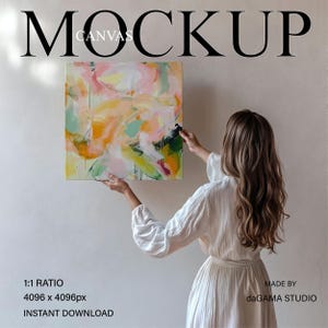 Mockup de tela quadrada em interior minimalista com pessoa, mulher pendurada tela 1x1 para arte de parede, tela sem moldura para pinturas PSD