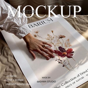 Maqueta de póster con persona, impresión de póster 4:5 para arte mural, mano sobre póster de papel plano, maqueta de póster de primer plano sobre una mesa, maqueta de marco, PSD