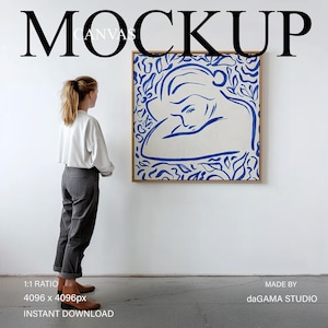 Floating Canvas Mockup, gerahmte Leinwand mit Person in der Galerie für Gemälde, quadratische Leinwand für die Wandkunst, minimalistisches Interieur PSD Photoshop