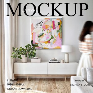 Leinwand Mockup mit Person, quadratischer Leinwandrahmen mit Frau im Wohnzimmer, gerahmte Leinwand an der Wand für Gemälde, Canvas Float Mockup