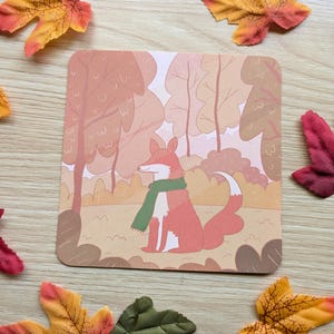 Matin d'automne | mini impression d'art 14x14 cm | Renard portant un foulard profitant des rayons du soleil par une froide matinée d'automne | Peut également être utilisé comme carte postale