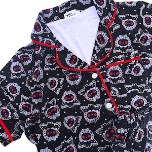 Mothman Pyjamas med knappar och shorts och topp bild 1