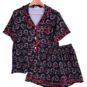Mothman Pyjamas med knappar och shorts och topp bild 2