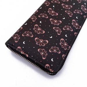 Cartera con forma de polilla y cabeza de muerte