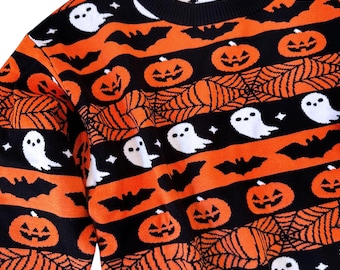 以下が含まれることがあります： 黒とオレンジ色のハロウィーンをテーマにしたセーター、クルーネック。白い幽霊、コウモリ、カボチャ、クモの巣の繰り返し模様が特徴です。「EM & SPROUT」の文字がタグに表示されています。
