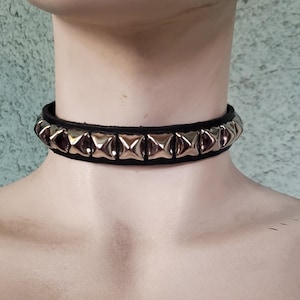 Black Leather Choker with A Single Row of Pyramid Studs