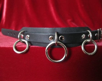 Zwart lederen polsband met drie ringen