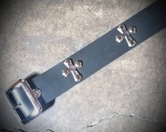 Zwarte leren riem met metalen kruisen