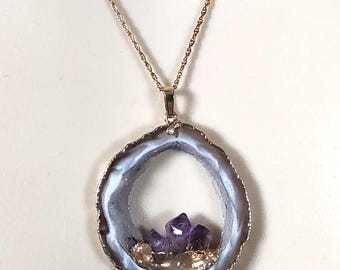 Collar con colgante de geoda de amatista chapado en oro, joyería única