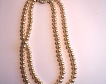 Collar de perlas vintage de doble hilera con cierre de pedrería, joyería clásica de los años 40.